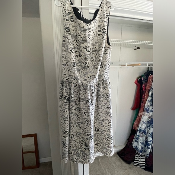 Ladies sleeveless dress in black and grey and cream - Picture 2 of 3